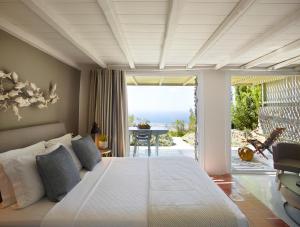 Postel nebo postele na pokoji v ubytování Aeolis Tinos Suites + 37 fotografií
