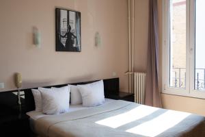 ショワジー・ル・ロワにあるオテル ドゥ パルクのベッドルーム1室(大型ベッド1台、窓付)