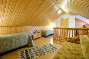 アカスロンポロにあるDasher Apartmentの木製の天井が特徴のベッドルーム1室(ベッド2台付)
