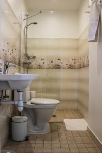 a bathroom with a toilet and a sink at Krusttēvu māja in Sigulda