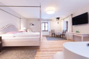 ブラームベルク・アム・ヴィルトコーゲルにあるGasthof Weyerhofのベッドルーム1室(ベッド1台付)、リビングルームが備わります。