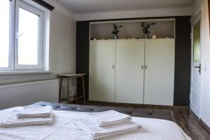 Postel nebo postele na pokoji v ubytování Krusttēvu māja