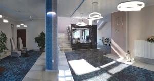 hol z korytarzem z niebieskimi filarami i lustrem w obiekcie Confero w Nysie