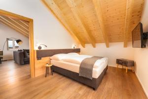 um quarto com uma cama e uma sala de estar em Seelos - Alpine Easy Flats em Mieming