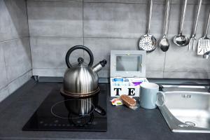 een waterkoker op een fornuis in een keuken bij Montesantogroup Apartments in Napels