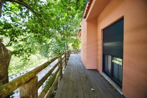 un passaggio pedonale in legno accanto a un edificio con recinzione di Quinta do Lordelo Turismo Rural a Penafiel