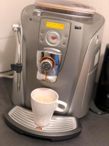 a coffee machine with a cup on a plate at MILPAU Buer in Gelsenkirchen