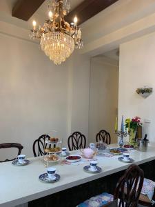 a dining room with a table with a chandelier at 亨泰民宿2-8人包棟 in Chaozhou