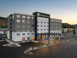 Holiday Inn Express & Suites - Brandon, an IHG Hotel في براندون: تقديم فندق في مواقف