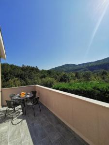 En balkon eller terrasse på Holiday Home Mandalena