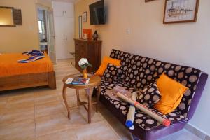 Postel nebo postele na pokoji v ubytování Cariñas Studio Apartments