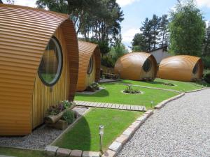 un grupo de pequeñas cúpulas de madera en un jardín en Eriskay B&B and Aviemore Glamping, en Aviemore