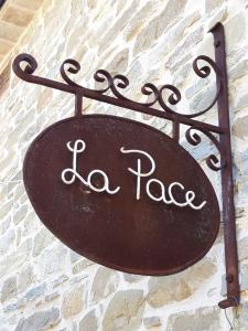 a sign for a la pace on a brick wall at B&B La Pace in Belforte allʼIsauro