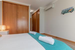 Un dormitorio con una cama grande con dos almohadas encima. en Apartamento 7 Mares com Suite, en Sagres 26 fotos más