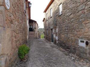 un callejón en un antiguo edificio de piedra en casa de Castelo Mendo, en Castelo Mendo