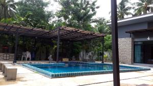 Bazén v ubytování Baan Nuin Morn Norn Suan nebo v jeho okolí