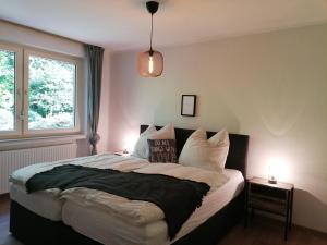 1 dormitorio con 1 cama grande y ventana en Ferienhaus Fasanennest, en Uelsen