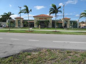 una calle vacía frente a una gasolinera en Boca Inn, en Boca Raton