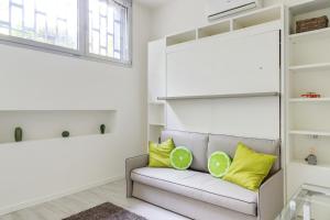 ein Wohnzimmer mit Sofa und gelben Kissen in der Unterkunft Modernissimo Loft in Porta Romana, a 200m dalla Bocconi in Mailand