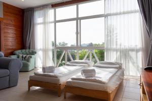 En eller flere senge i et værelse på Golf View Suite Private Apartment Khao Yai