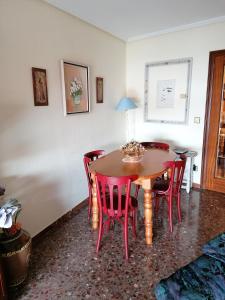 サラゴサにあるLuminoso pisoのダイニングルーム(テーブル、赤い椅子付)