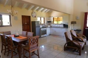 Kuchyň nebo kuchyňský kout v ubytování Cariñas Studio Apartments