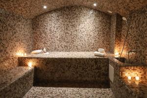 a bathroom with a large tub with candles in it at Le Miel des Muses in Brive-la-Gaillarde
