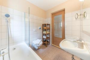ein Badezimmer mit Badewanne, Waschbecken und Toilette in der Unterkunft Gästehaus Brugger Martin in Sölden + 97 Fotos