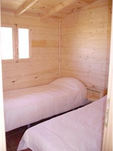 A bed or beds in a room at Camping Aín Jaca