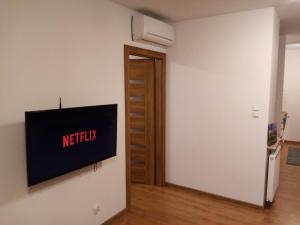Televízia a/alebo spoločenská miestnosť v ubytovaní Apartament Miętowy z 2 sypialniami i miejscem parkingowym