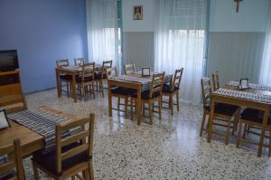 a dining room with wooden tables and chairs at La fontana de li Papi in Cava deʼ Tirreni