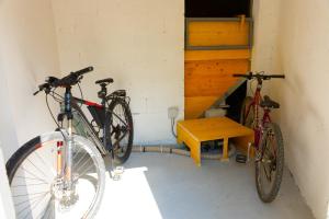 two bikes are parked in a room with a table at Casa vacanza FIUME in Pietramurata