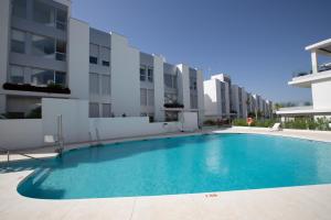 basen przed budynkiem apartamentowym w obiekcie Brand New Stylish 2 bedroom apt Le Mirage - RDR219 w mieście Estepona