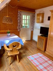 Televízia a/alebo spoločenská miestnosť v ubytovaní Das AlplResort "ALMfrequenz" + 37 fotografií