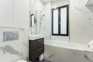 Kylpyhuone majoituspaikassa HSH Saint-Sauveur Luxury Apartment 8P-3BR
