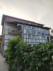 un edificio con un cartel en el costado en Bloom Inn en Niš