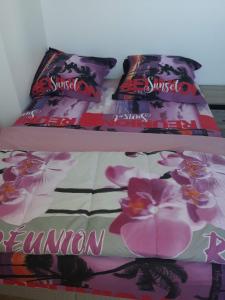 A bed or beds in a room at La case à coco