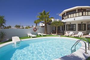 The swimming pool at or close to Charming Lanzarote Villa Casa Tingu 3 Bedrooms Heated Private Pool Centre Of Resort Puerto Del Carmen