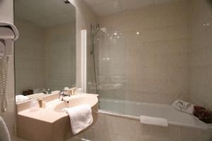 Ванная комната в Kyriad Hotel Lamballe