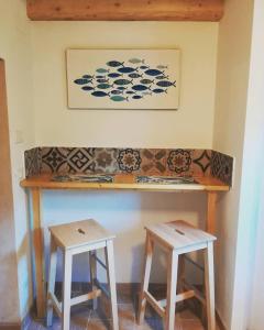 TarzoにあるLa casa dell'Olmoのソファの前に二脚の椅子が置かれたテーブル