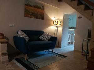 TarzoにあるLa casa dell'Olmoのリビングルーム(青い椅子、ランプ付)
