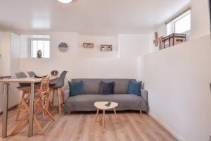 sala de estar con sofá y mesa en 2 pièces indépendant dans maison familiale - One bedroom apartment - Family friendly en Vitry-sur-Seine