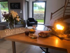 una sala de estar con una mesa con comida y velas en Le jardin de la mer, en Wierre-Effroy