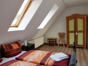 Schlafzimmer mit einem Bett im Dachgeschoss mit Oberlichtern in der Unterkunft Strand4-Quartier Ferienwohnungen Ostseebad Karlshagen in Ostseebad Karlshagen