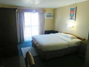 a hotel room with a bed and a desk at Hotel Motel Granby in Granby