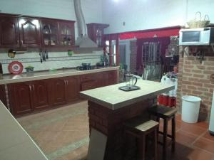 Villa Kyra في كاليما: مطبخ بدولاب خشبي وقمة حجرية