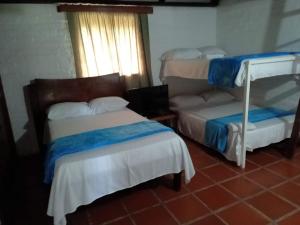 Villa Kyra في كاليما: غرفة نوم بسريرين بطابقين ونافذة