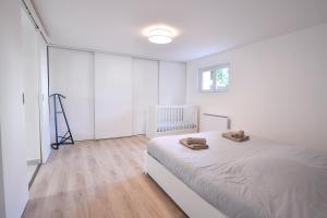 1 dormitorio con 1 cama con 2 toallas en 2 pièces indépendant dans maison familiale - One bedroom apartment - Family friendly en Vitry-sur-Seine