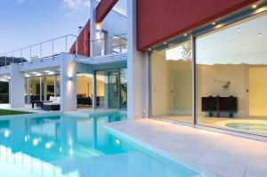 una vista exterior de una casa con piscina en Villa de 4 chambres avec piscine privee jacuzzi et jardin amenage a Saint Desirat en Saint-Désirat
