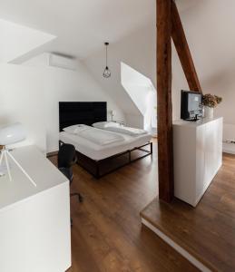 Un pat sau paturi într-o cameră la Design-Loft und Apartment im Villenviertel